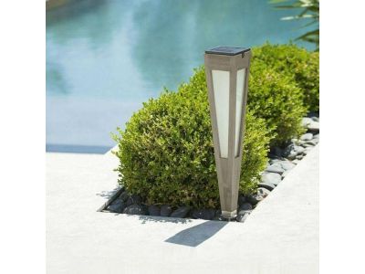 d_tinka-tecka-torche-d-led-a-planter-solaire-bois-h52cm-les-jardins-teck-gris-1599.jpg