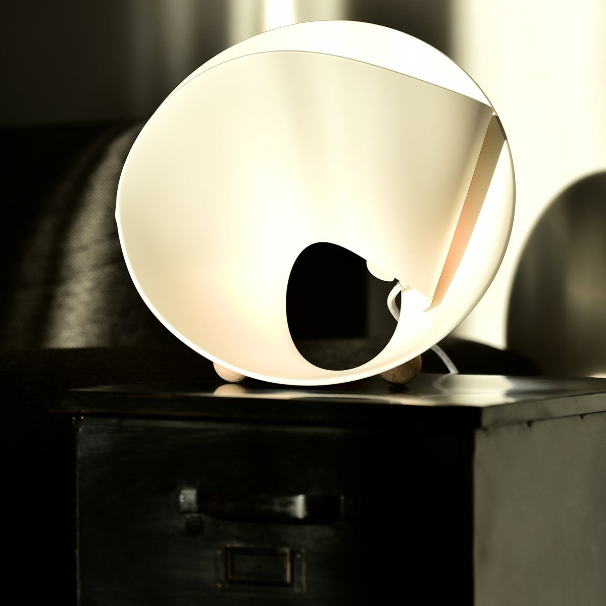 Lampe design TULIP en pierre acrylique blanche