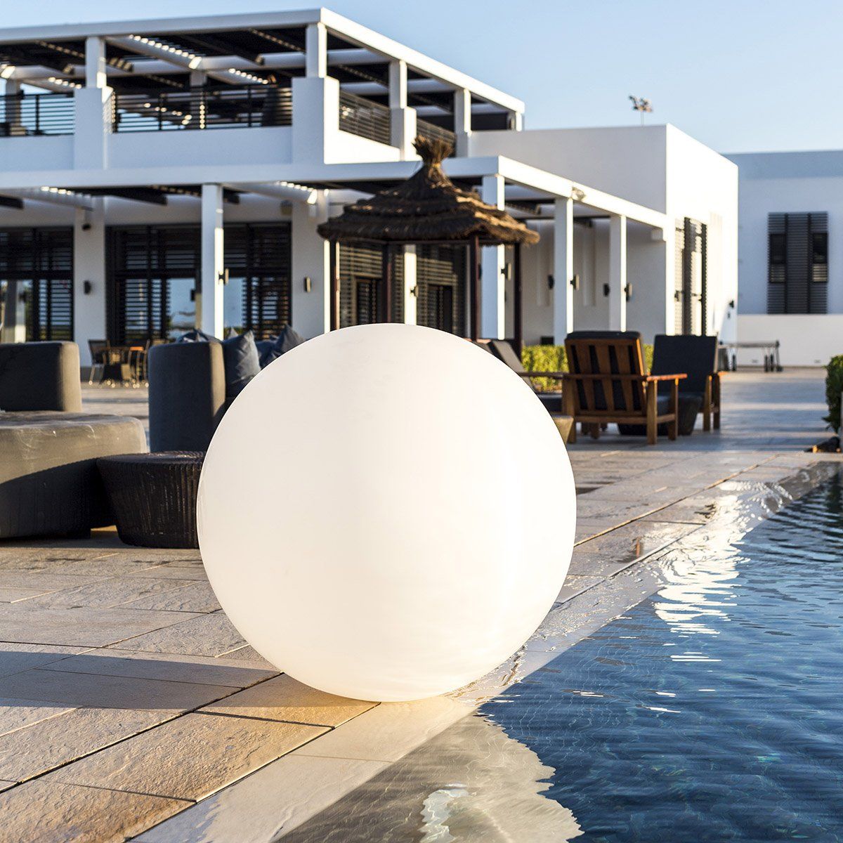 Les boule lumineuse pour piscine : un éclairage design sur l'eau