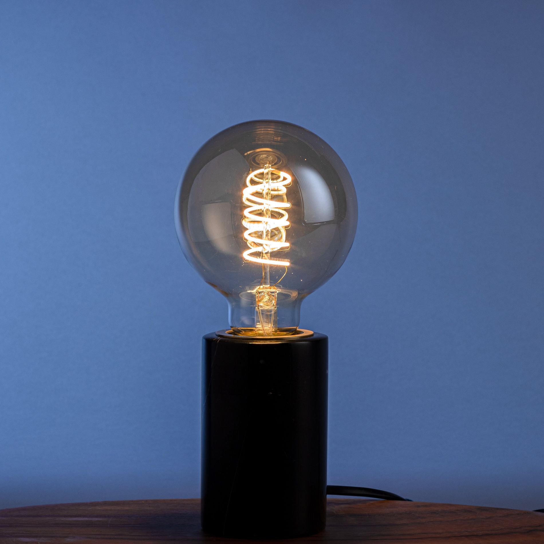 Ampoule déco filament LED dimmable E27 AMBRE FLEX 200 lumens en verre ambré Ø12.5cm