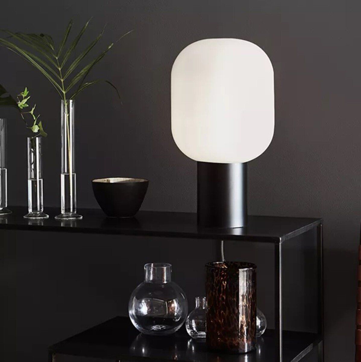 Lampe de table BROOKLYN (H44cm) en métal noir et verre opale blanc