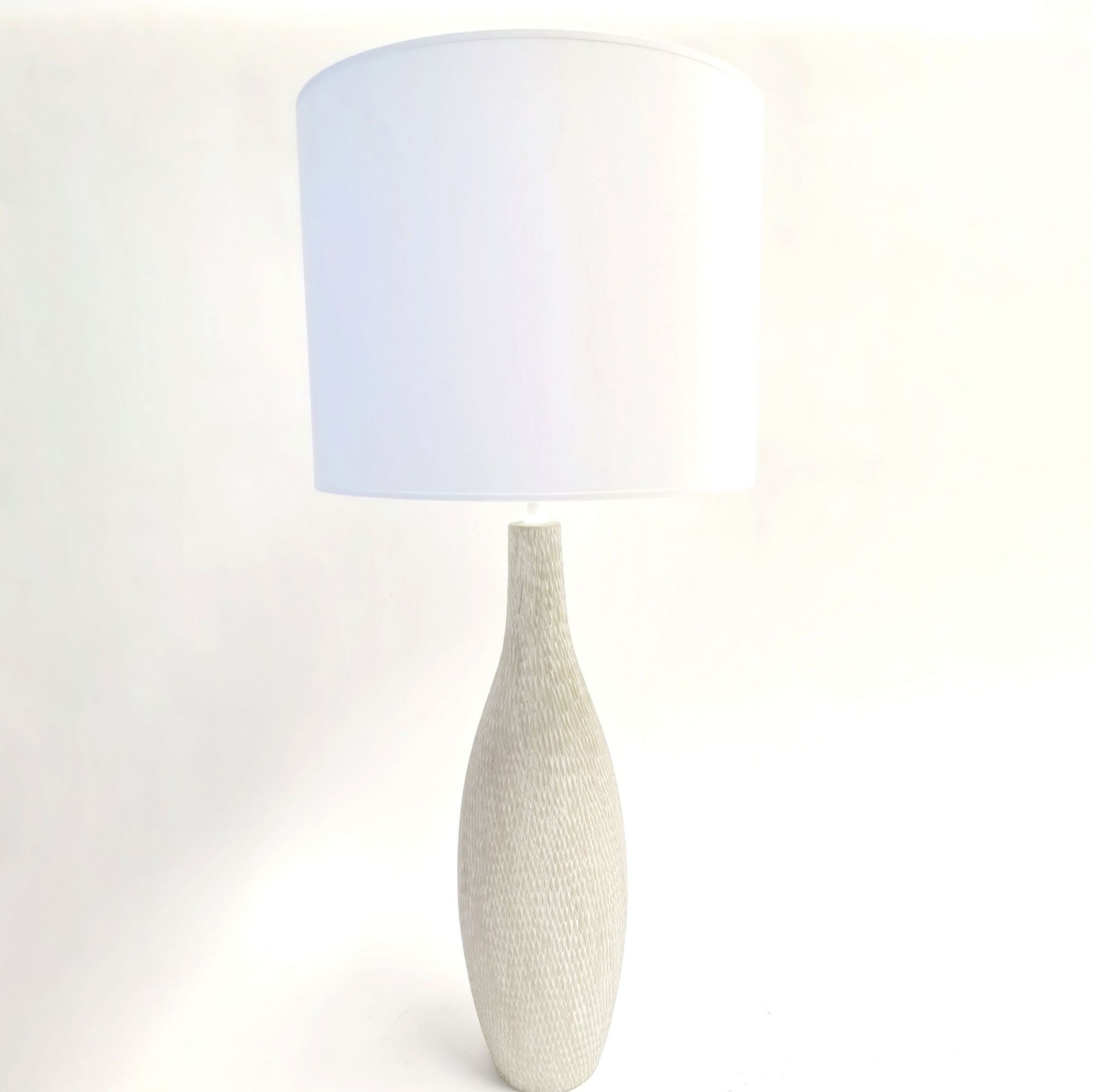 Lampe à poser LOSANGE (H35cm) en céramique crème abat-jour en tissu blanc