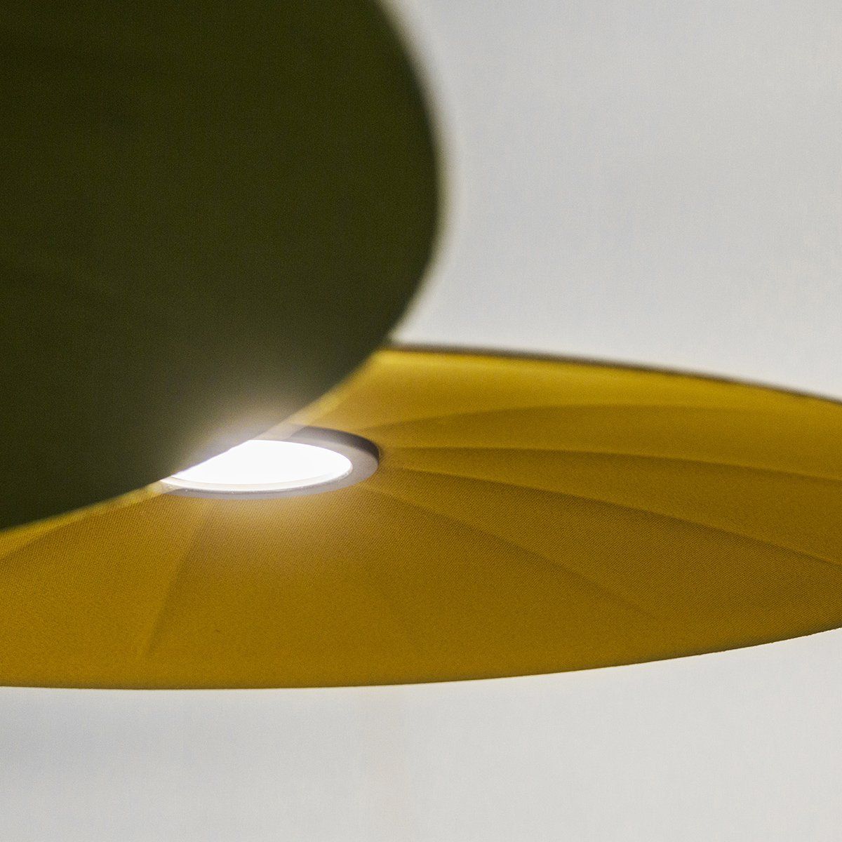 Suspension XXL LED LENT en aluminium phonoabsorbant et tissu jaune