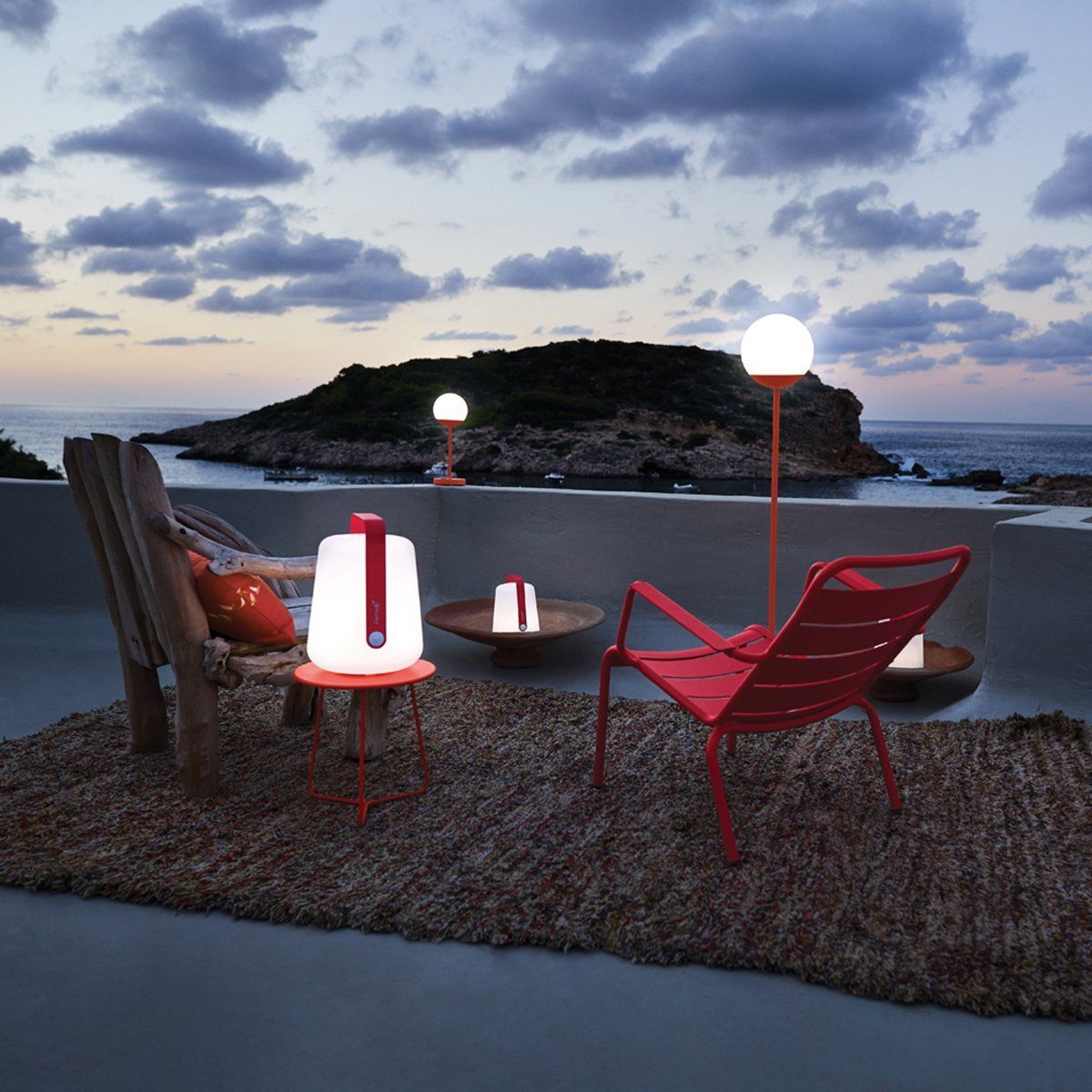 Lampe moderne extérieur LED BALAD FERMOB H38 en PVC anse ocre rouge