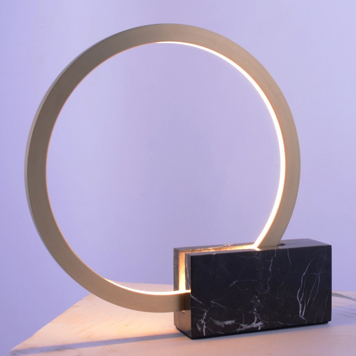 Lampe à poser LED ALIZ en aluminium doré et marbre noir