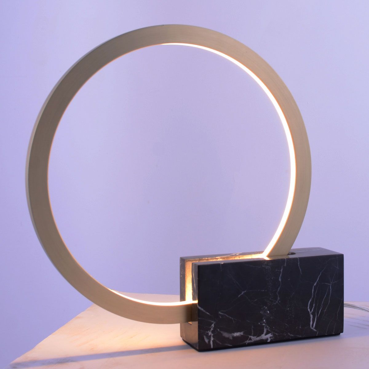 Lampe à poser LED ALIZ en aluminium doré et marbre noir