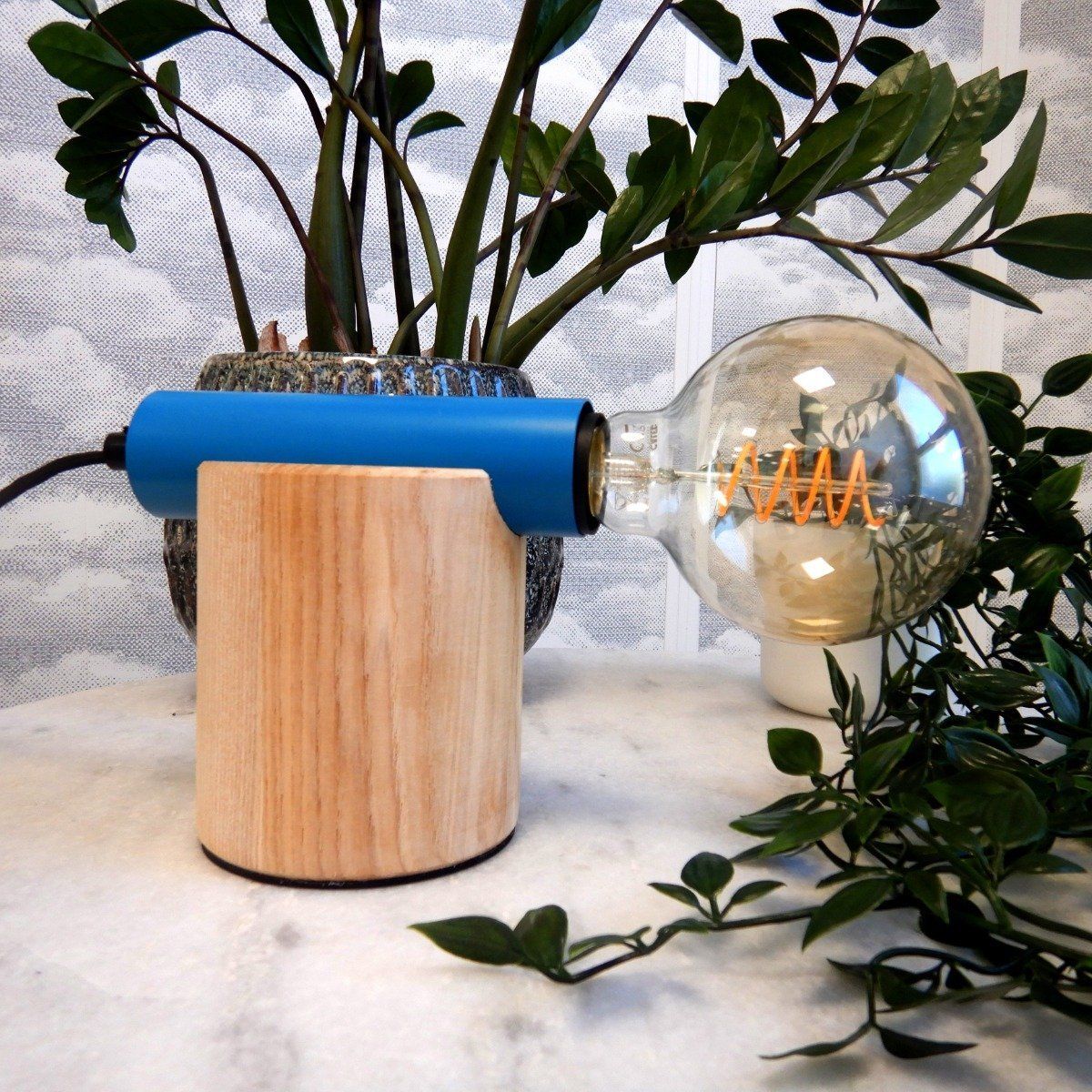 Lampe à poser SPOOL en métal bleu et bois naturel