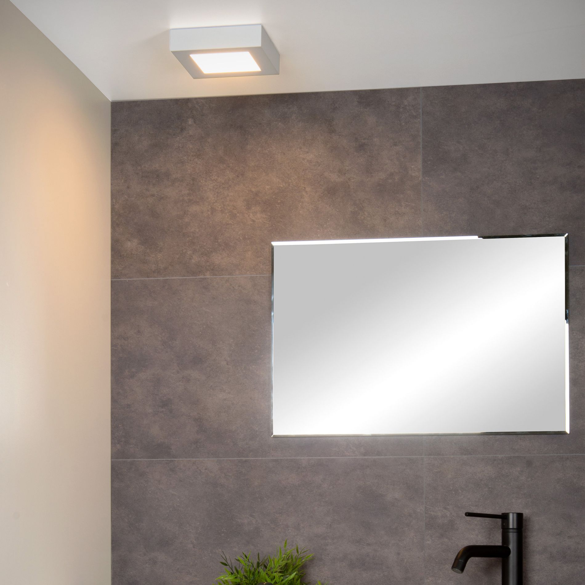 Plafonnier salle de bain LED carré BRICE (H18cm) en aluminium blanc