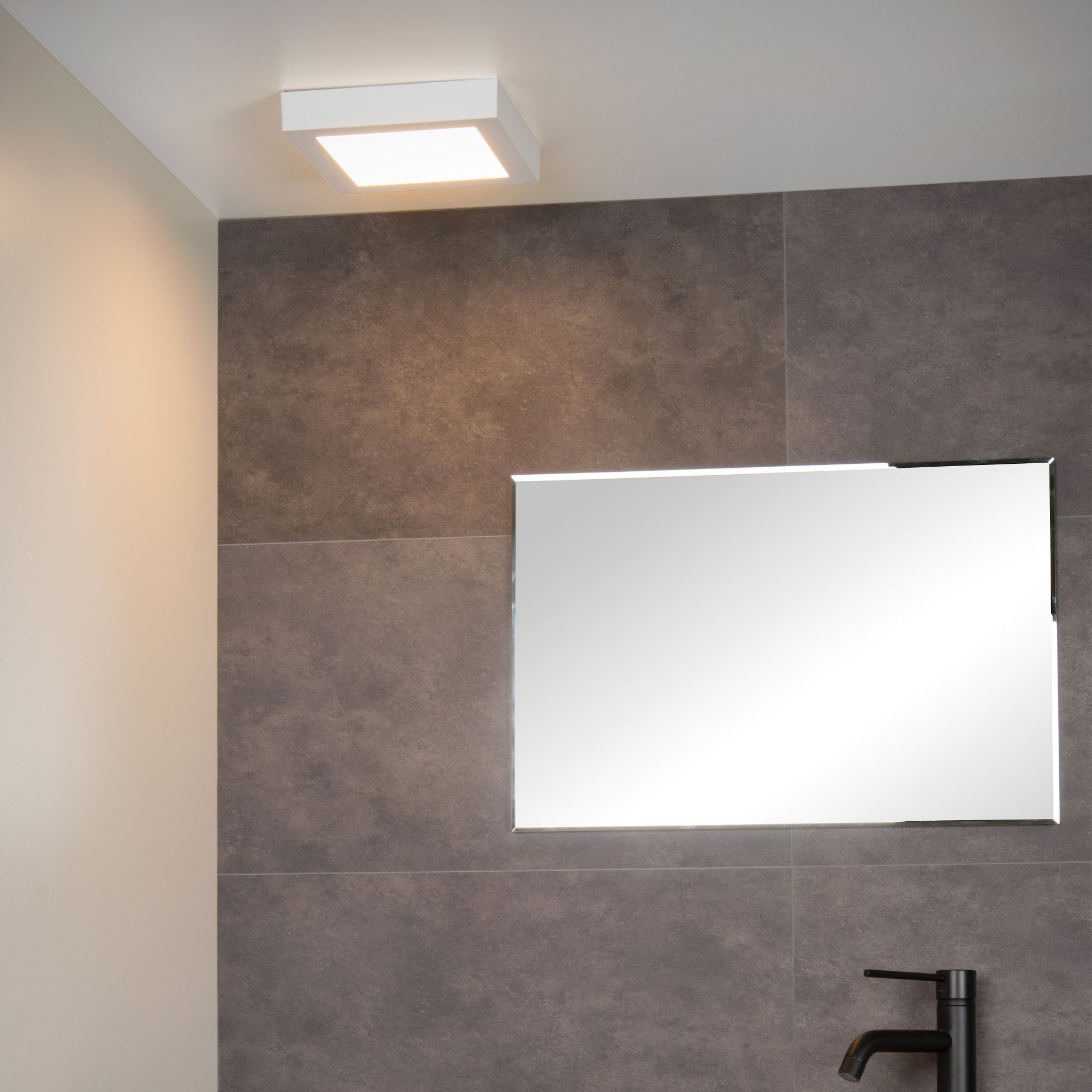 Plafonnier salle de bain LED carré BRICE (H22cm) en aluminium blanc