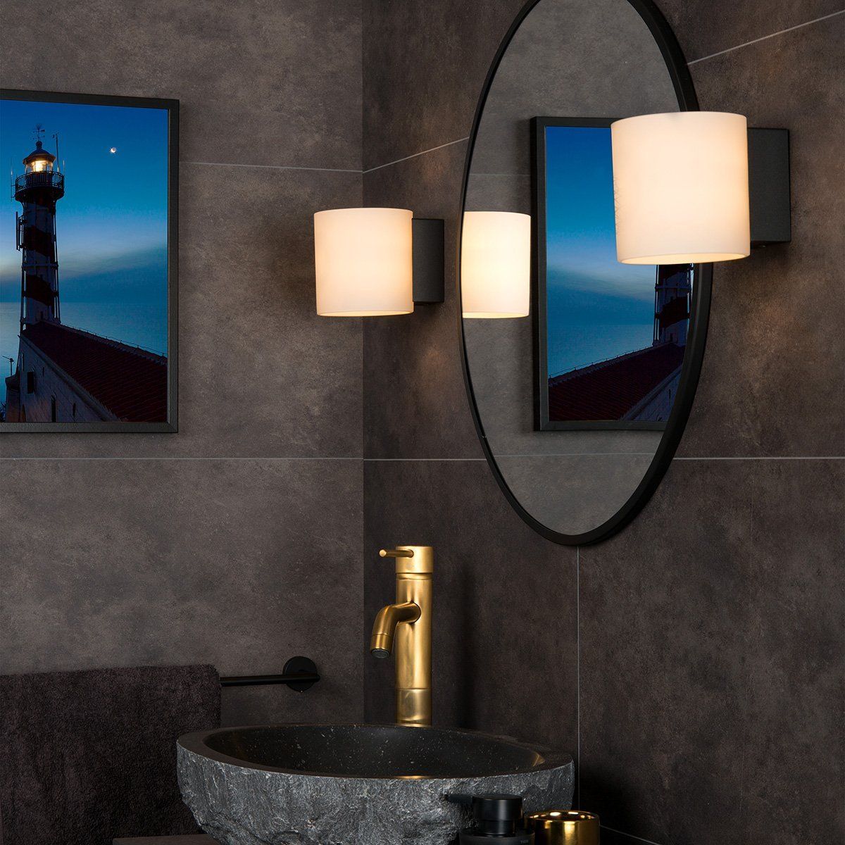 Applique murale salle de bain JELTE en métal noir et verre opale blanc