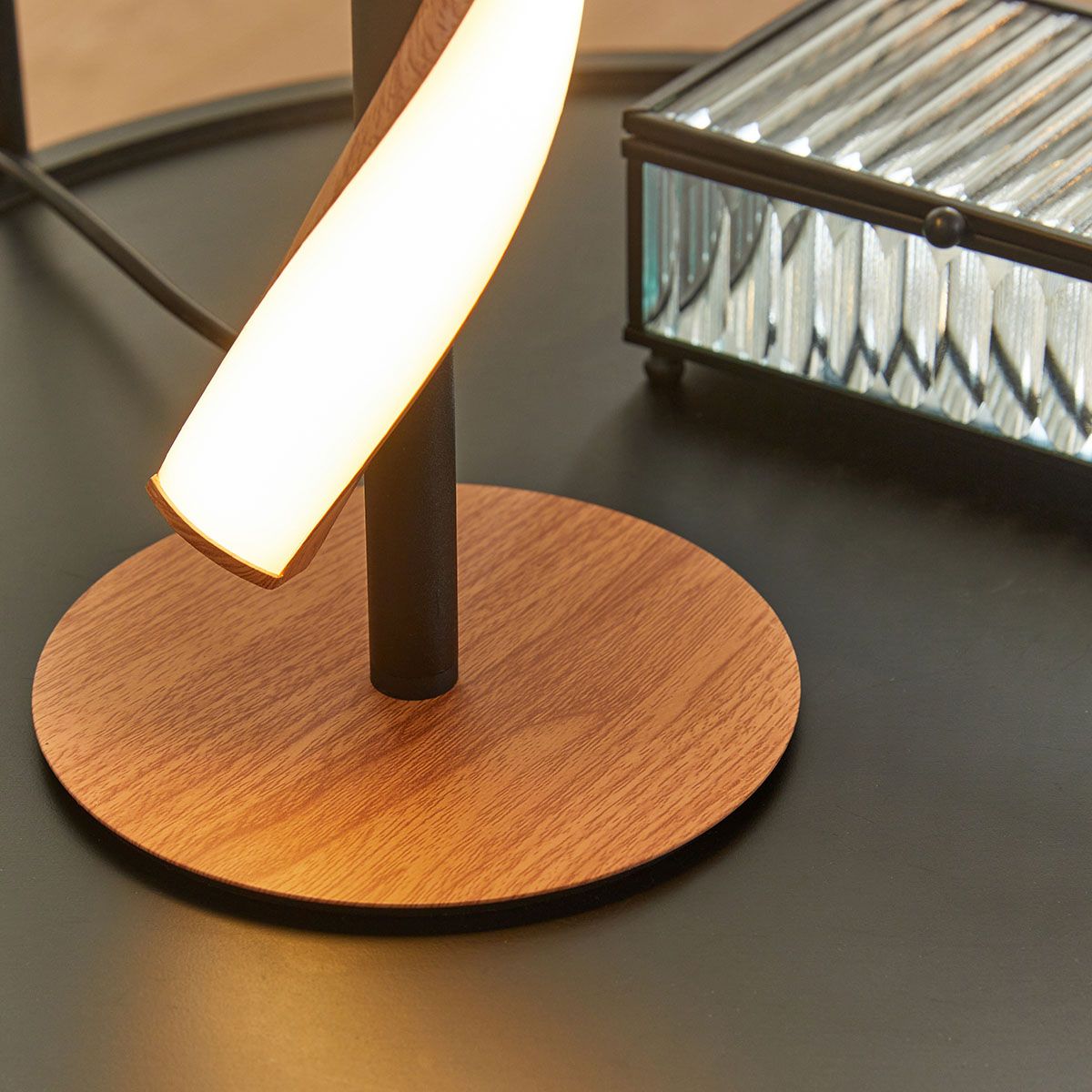 Lampe à poser LED MATWOOD en métal noir mat et effet bois