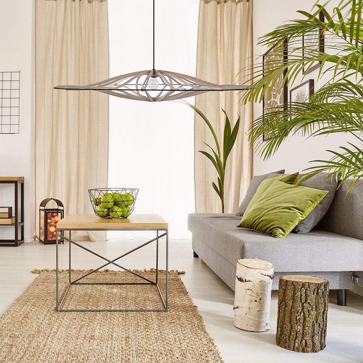 Rideaux lumineux et meubles en bois avec Deco Privé