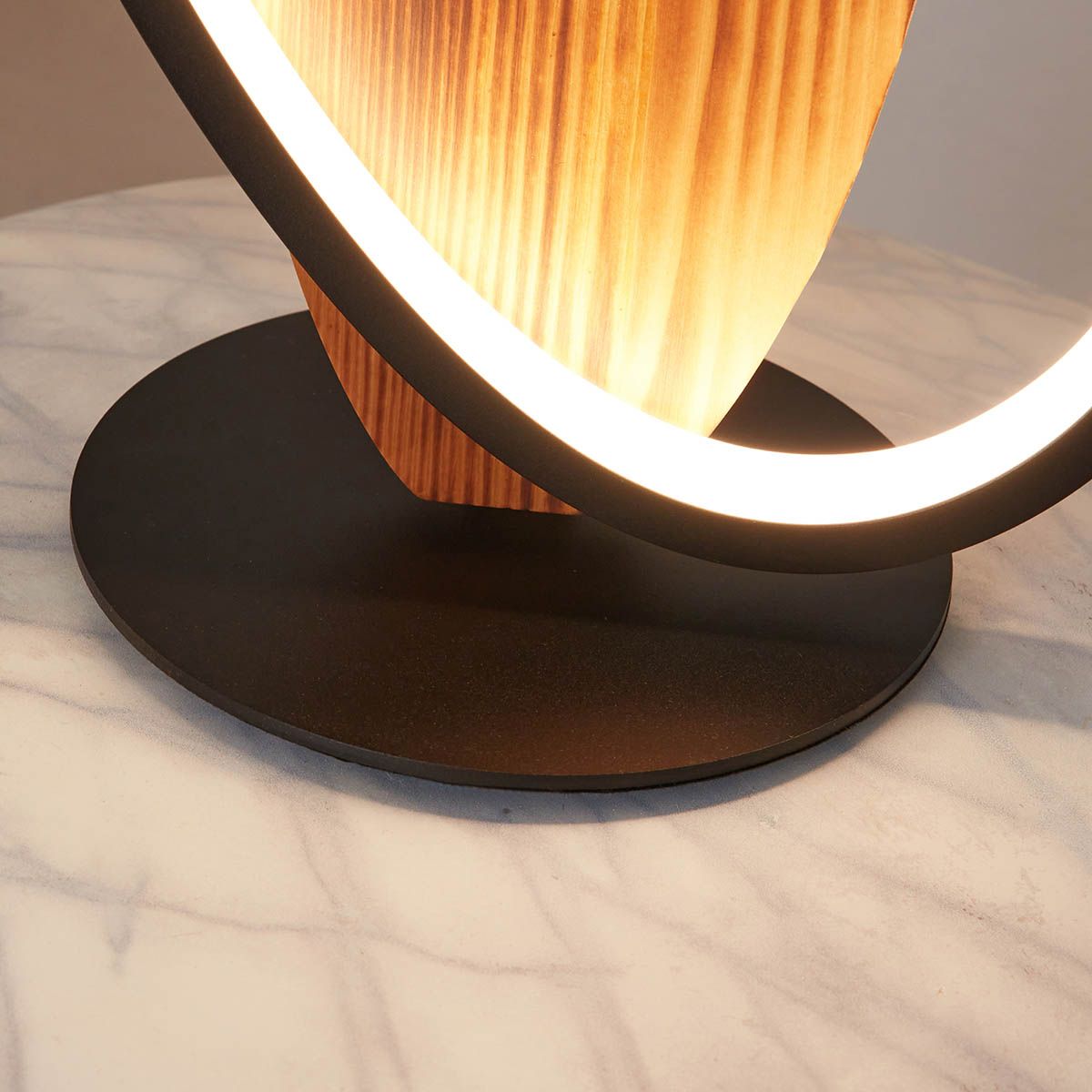 Lampe à poser LED RLOOP en bois naturel et métal