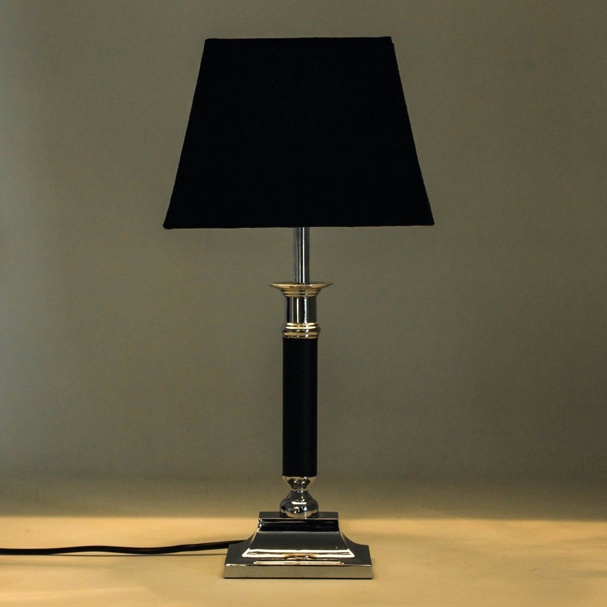Lampe de table ZAKHAR noire et argentée en métal chromé et tissu