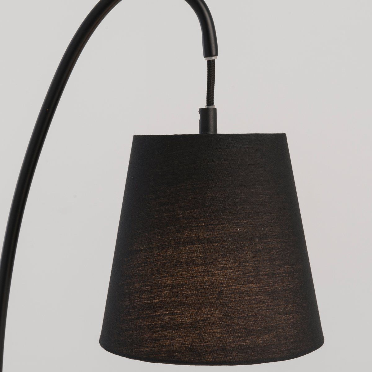 Lampe de table LOKI noire en béton, métal et tissu