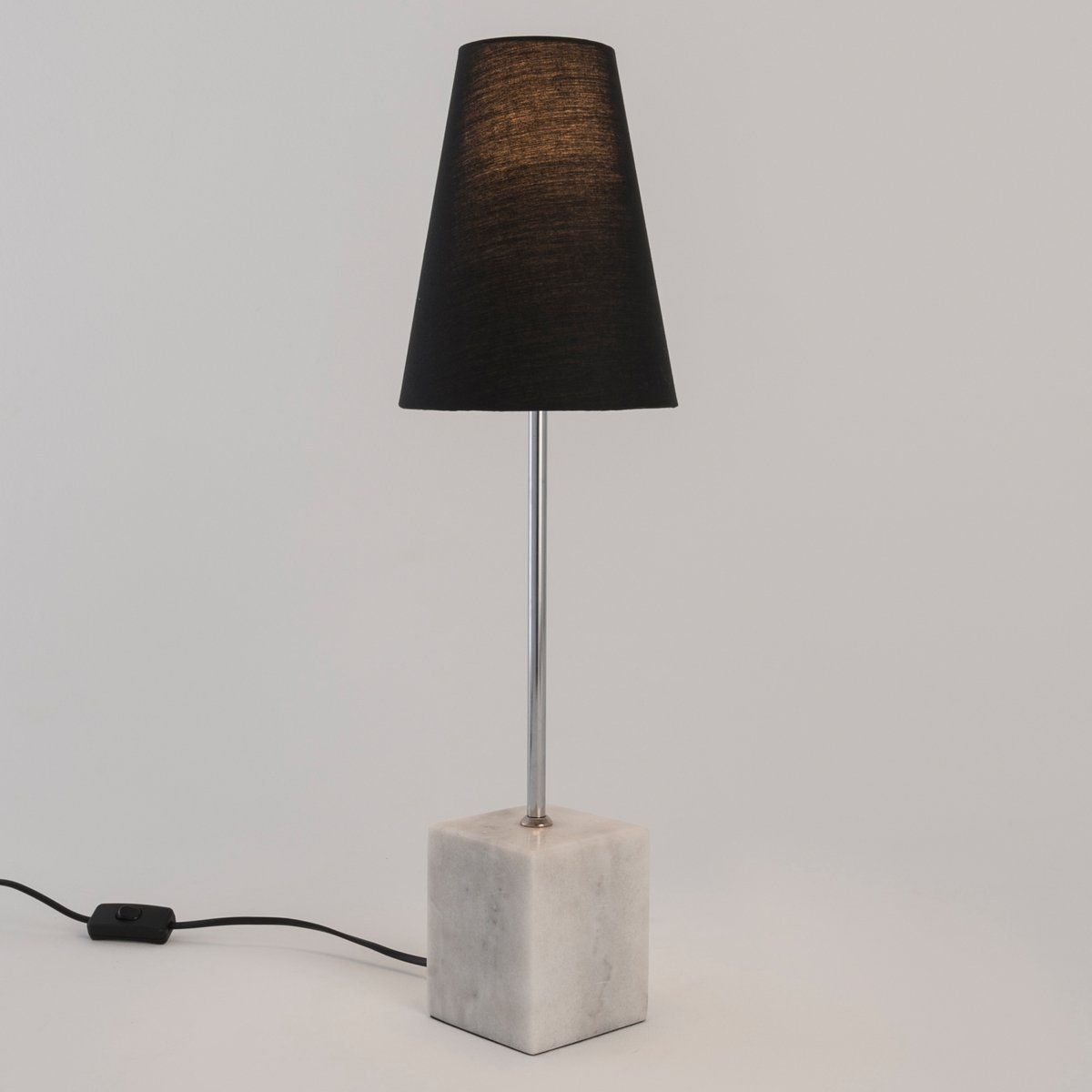 Lampe de table IVY noire en métal chromé, marbre et tissu