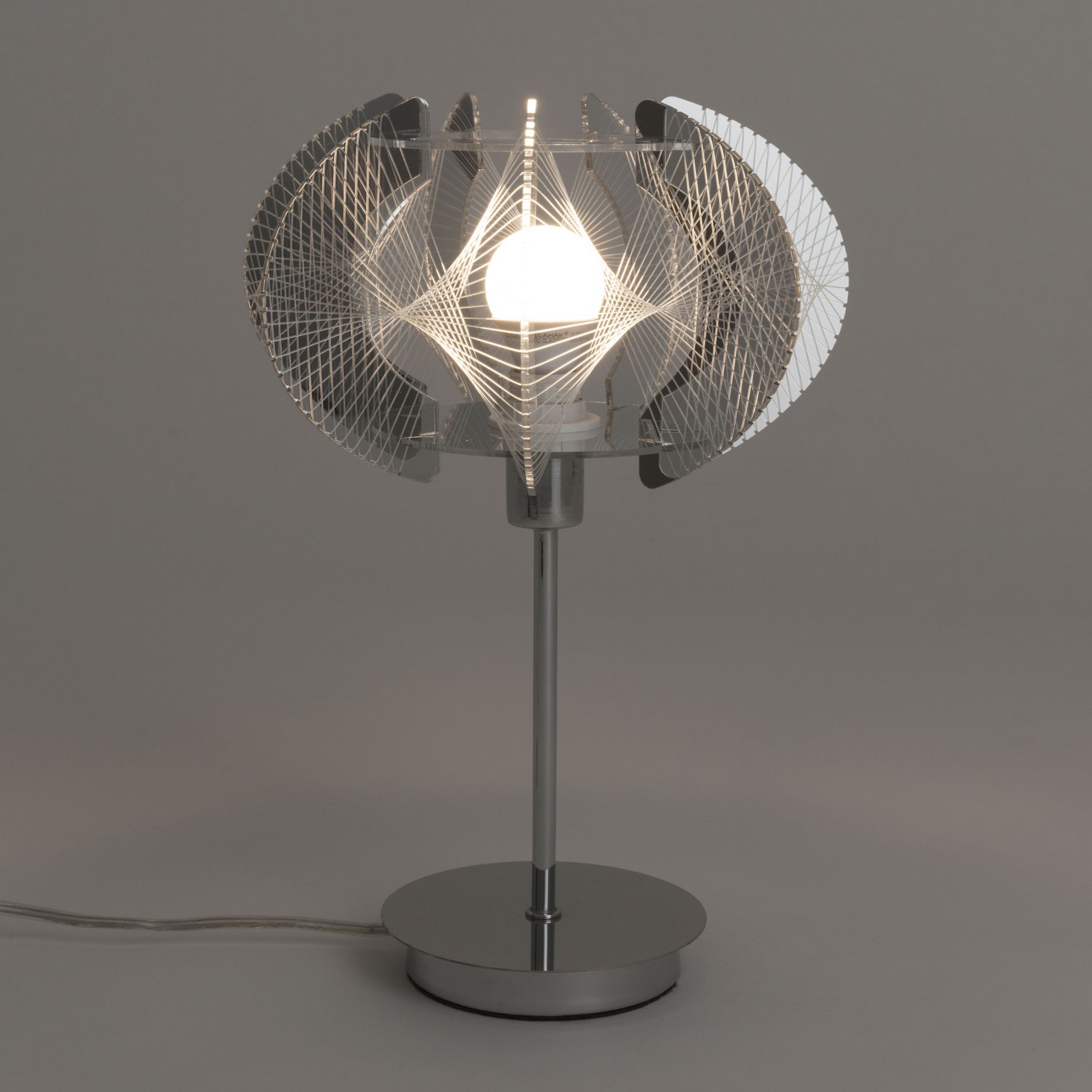 Lampe de table filaire SEPIA argentée en acrylique et fils de nylon