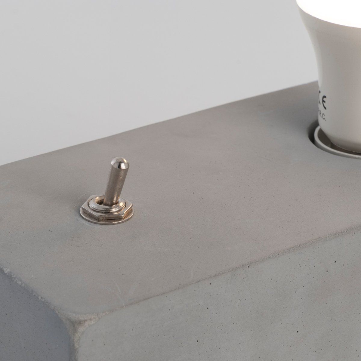 Lampe de table industrielle CONCRETE grise en béton