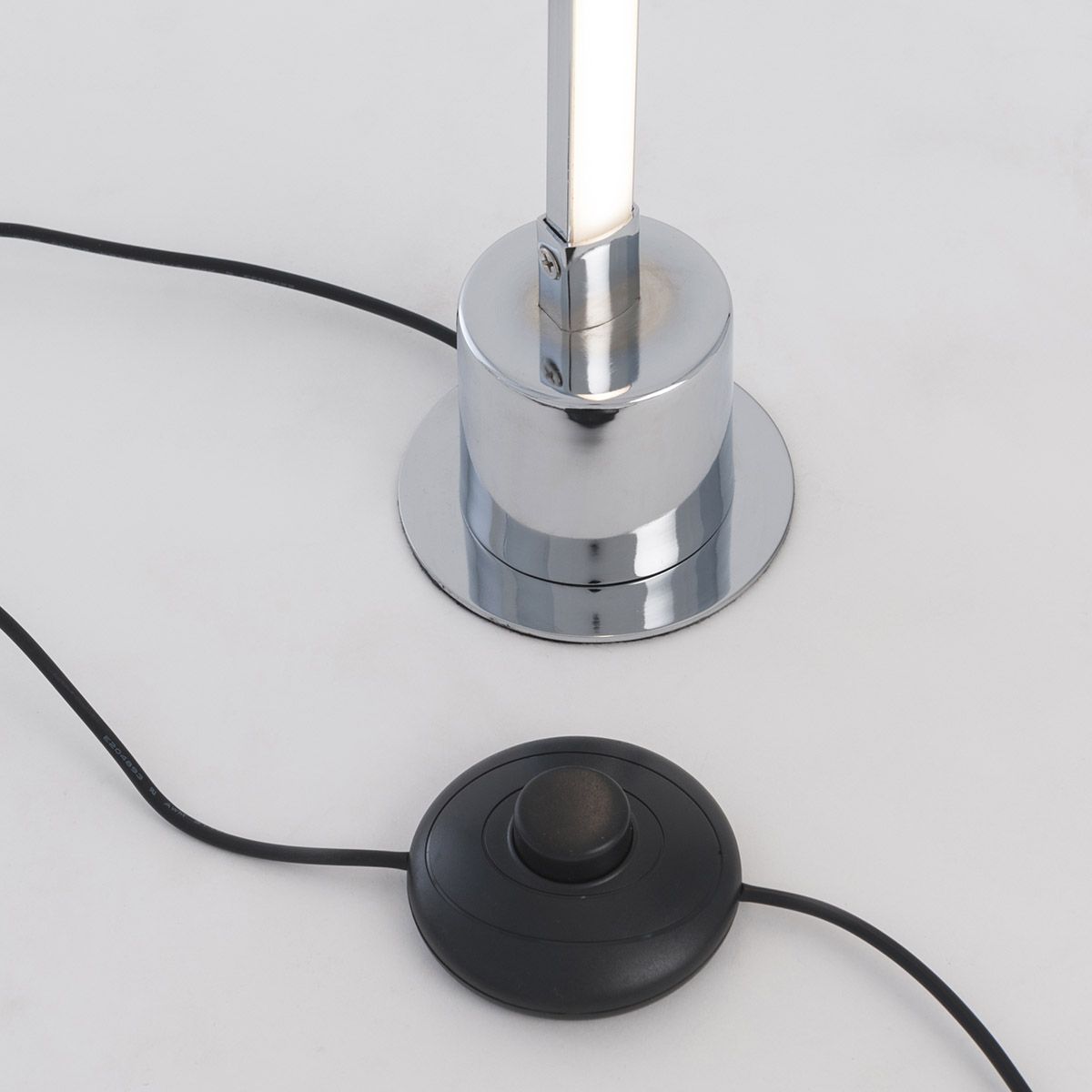 Lampadaire design LED BENETT argenté en métal