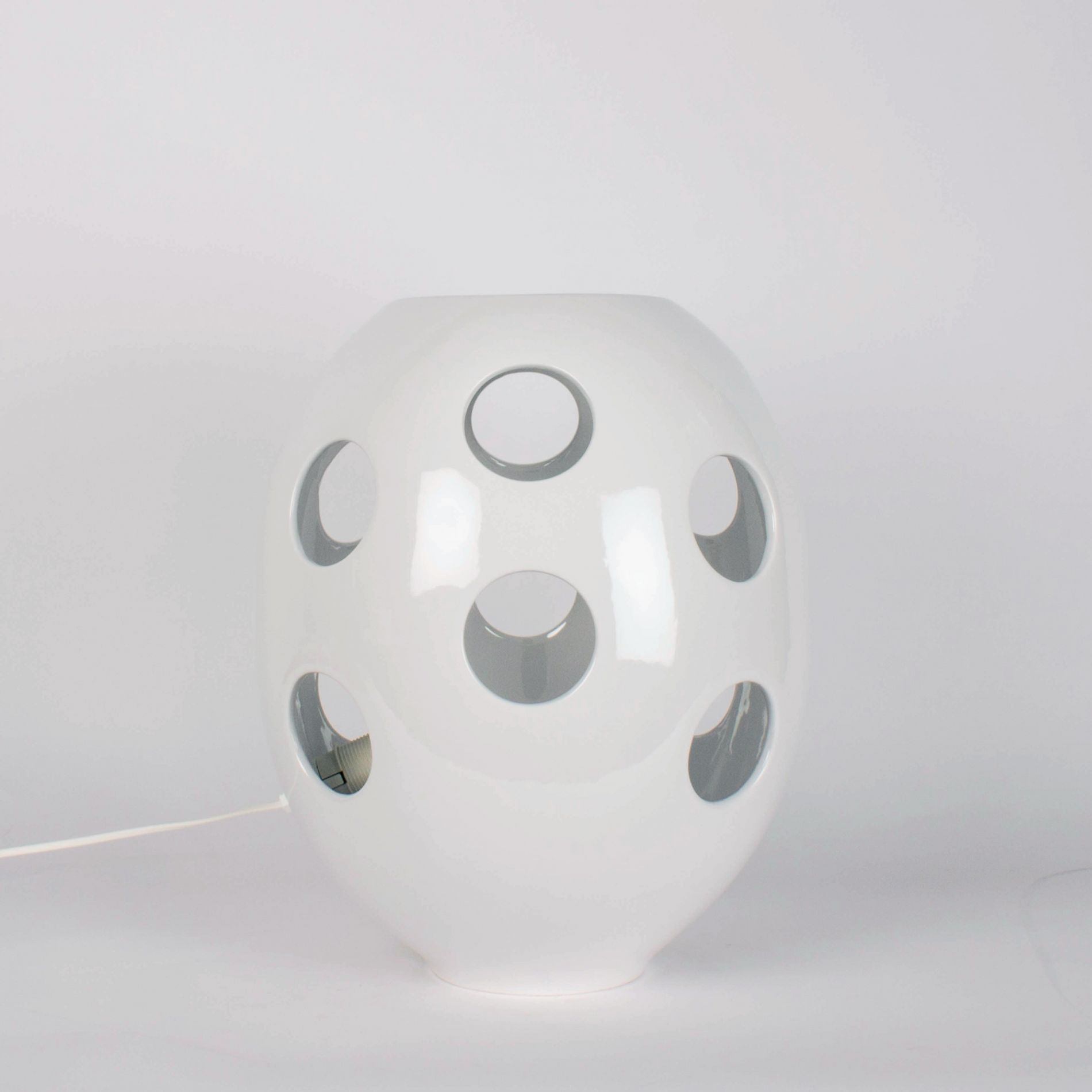 Lampe boule AMBIANTE blanche en céramique ajourée