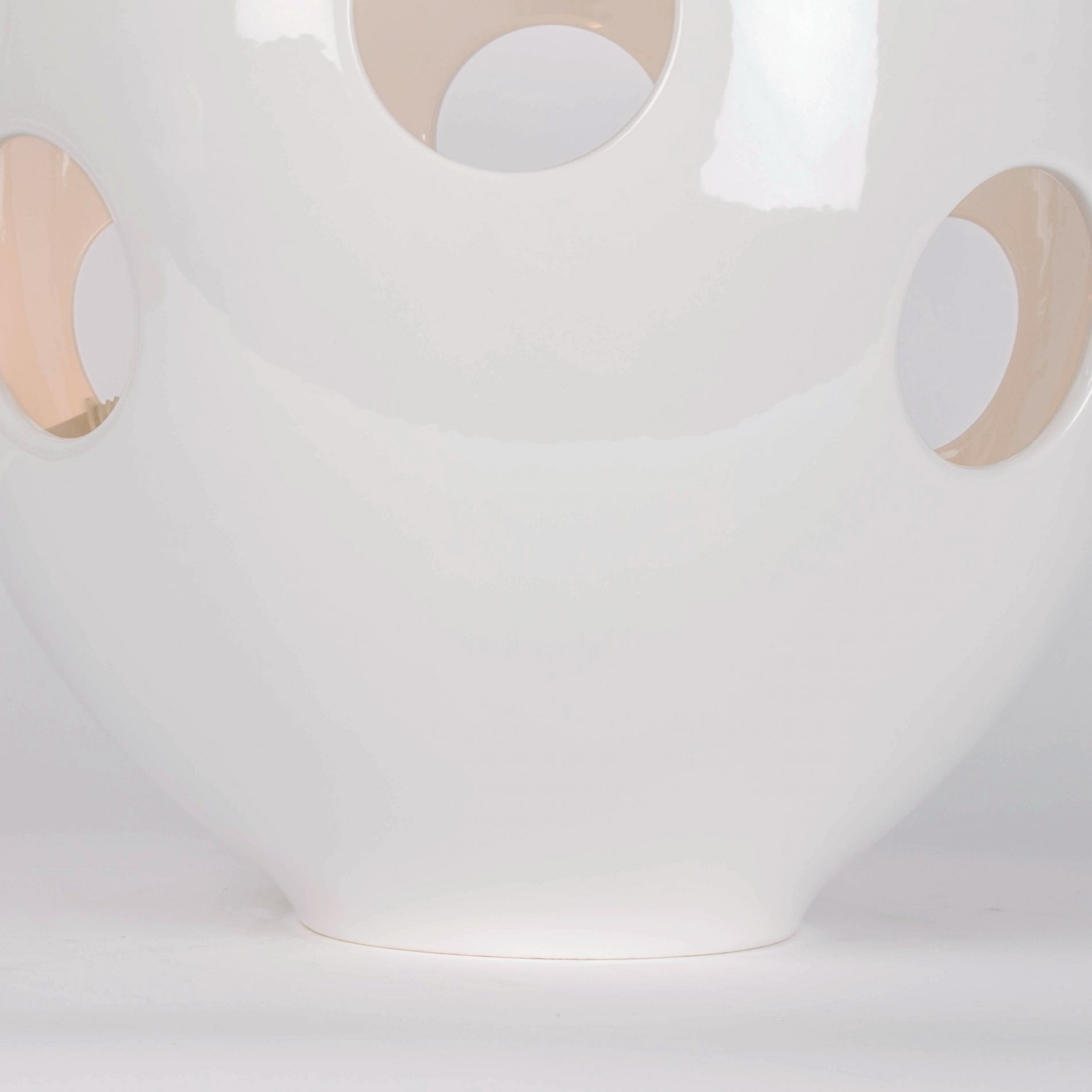 Lampe boule AMBIANTE blanche en céramique ajourée