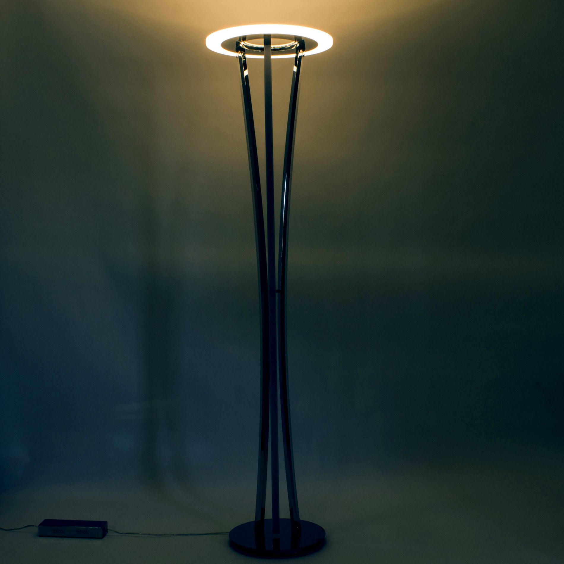 Lampadaire LED design SEATTLE argenté en métal