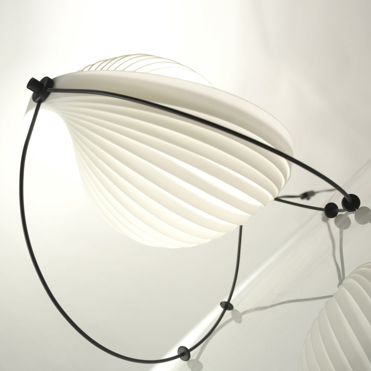 Lampe de table design ECLIPSE (H36) en acier noir et polypropylène blanc