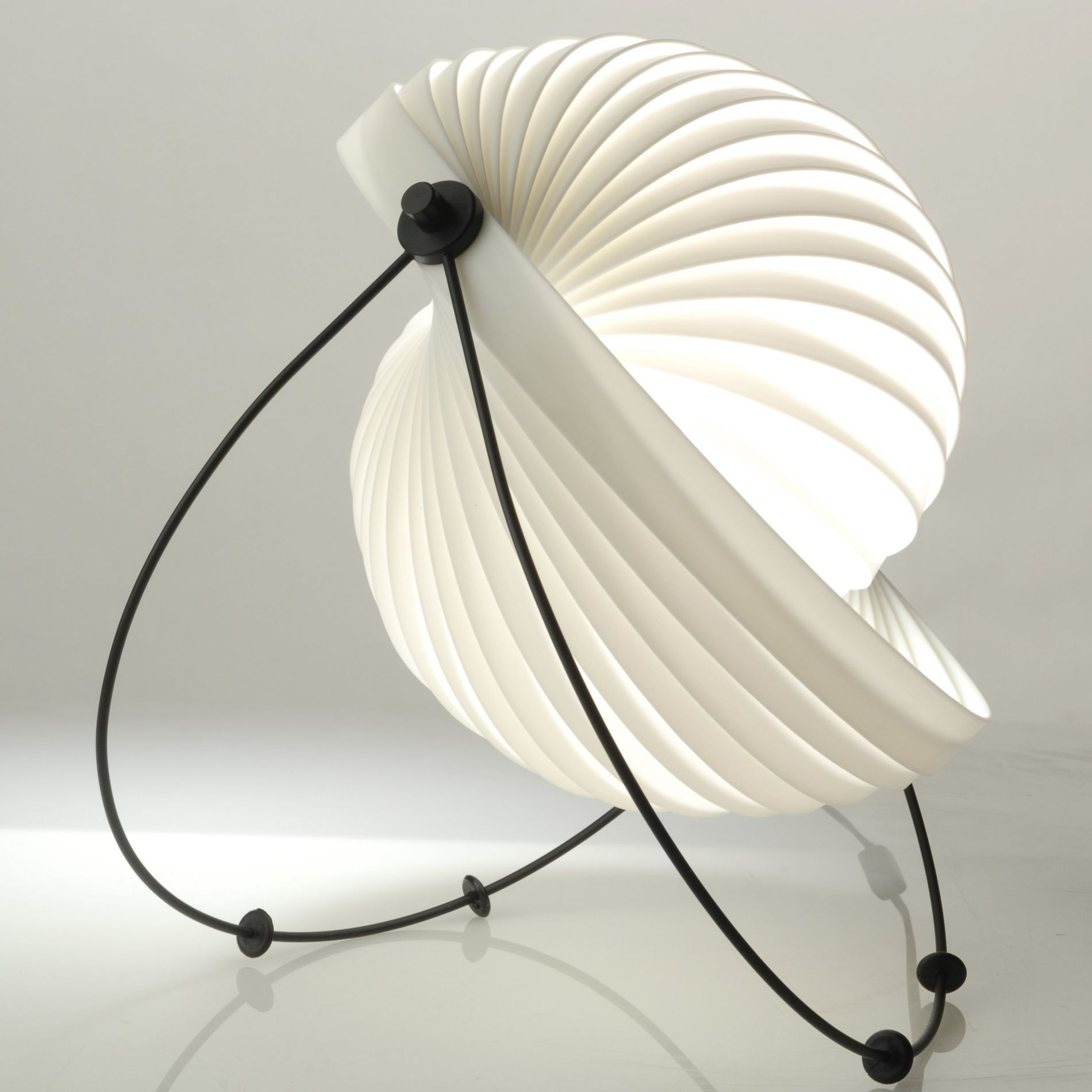 Lampe de sol design ECLIPSE (H52) en acier noir et polypropylène blanc