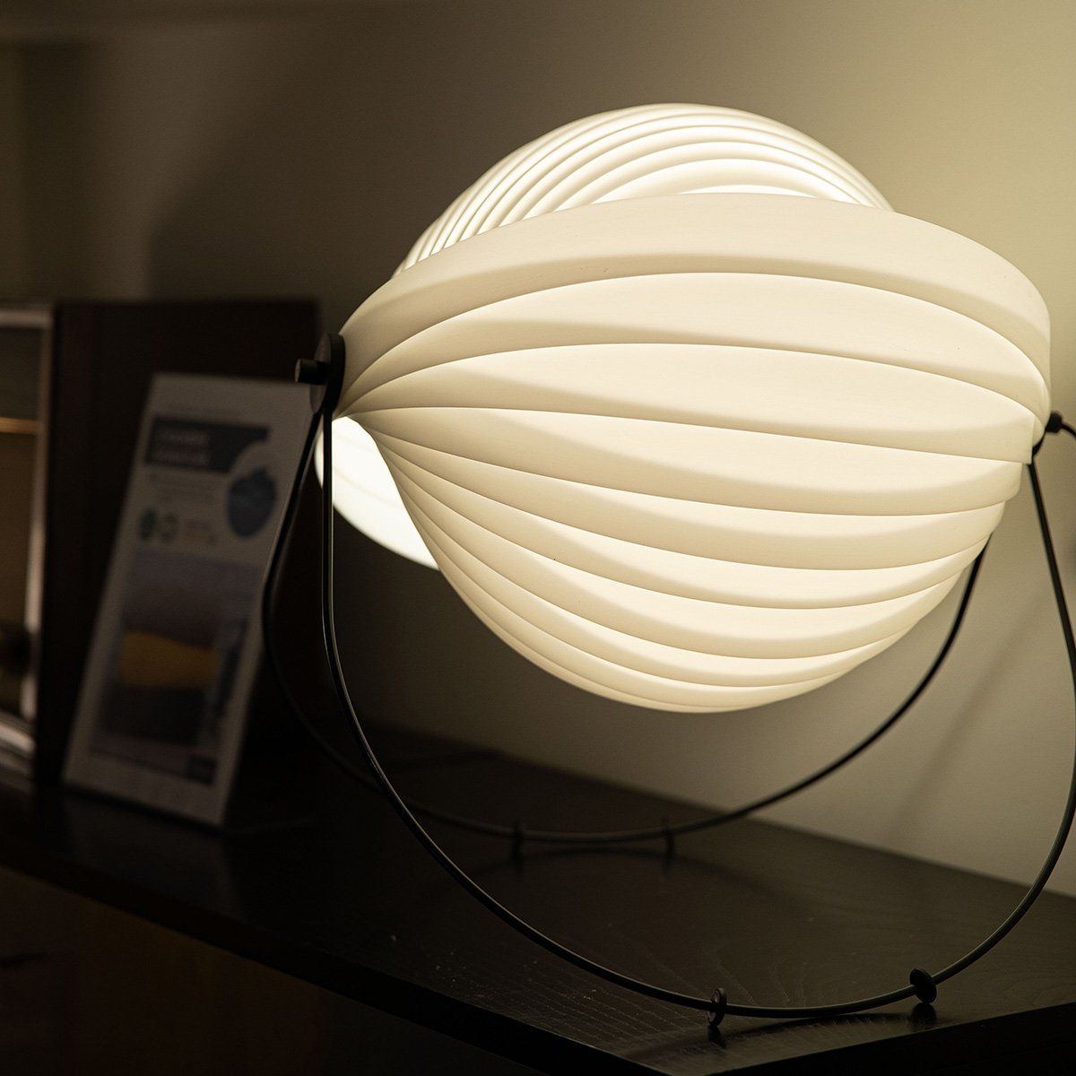 Lampe de sol design ECLIPSE (H52) en acier noir et polypropylène blanc