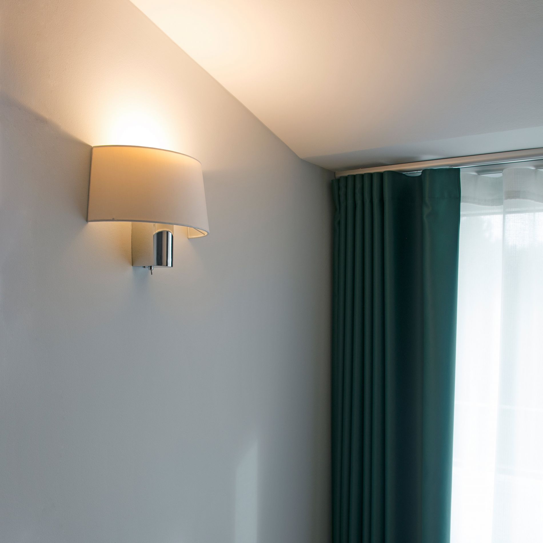 FARO - Applique moderne HOTEL blanche en tissu et métal