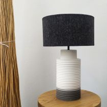 Lampe BIMOOD en céramique blanche et noire avec abat-jour en tissu noir