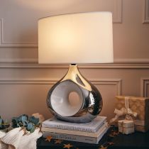 Lampe de salon HOLLY argentée en céramique et abat-jour blanc
