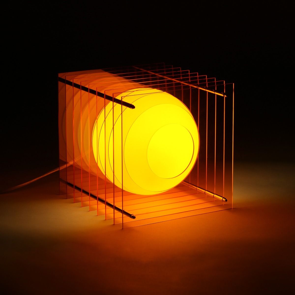 Lampe BIG SQUARE en acrylique orange/verre opal H24cm