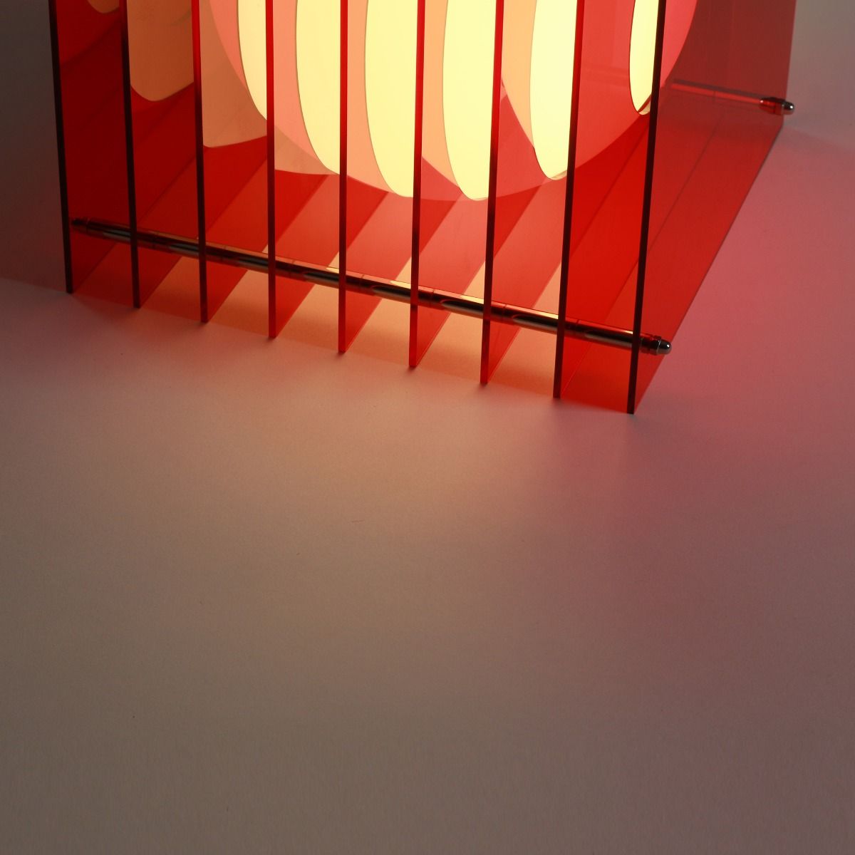 Lampe LOG BIG SQUARE en acrylique rouge/verre opal H24cm