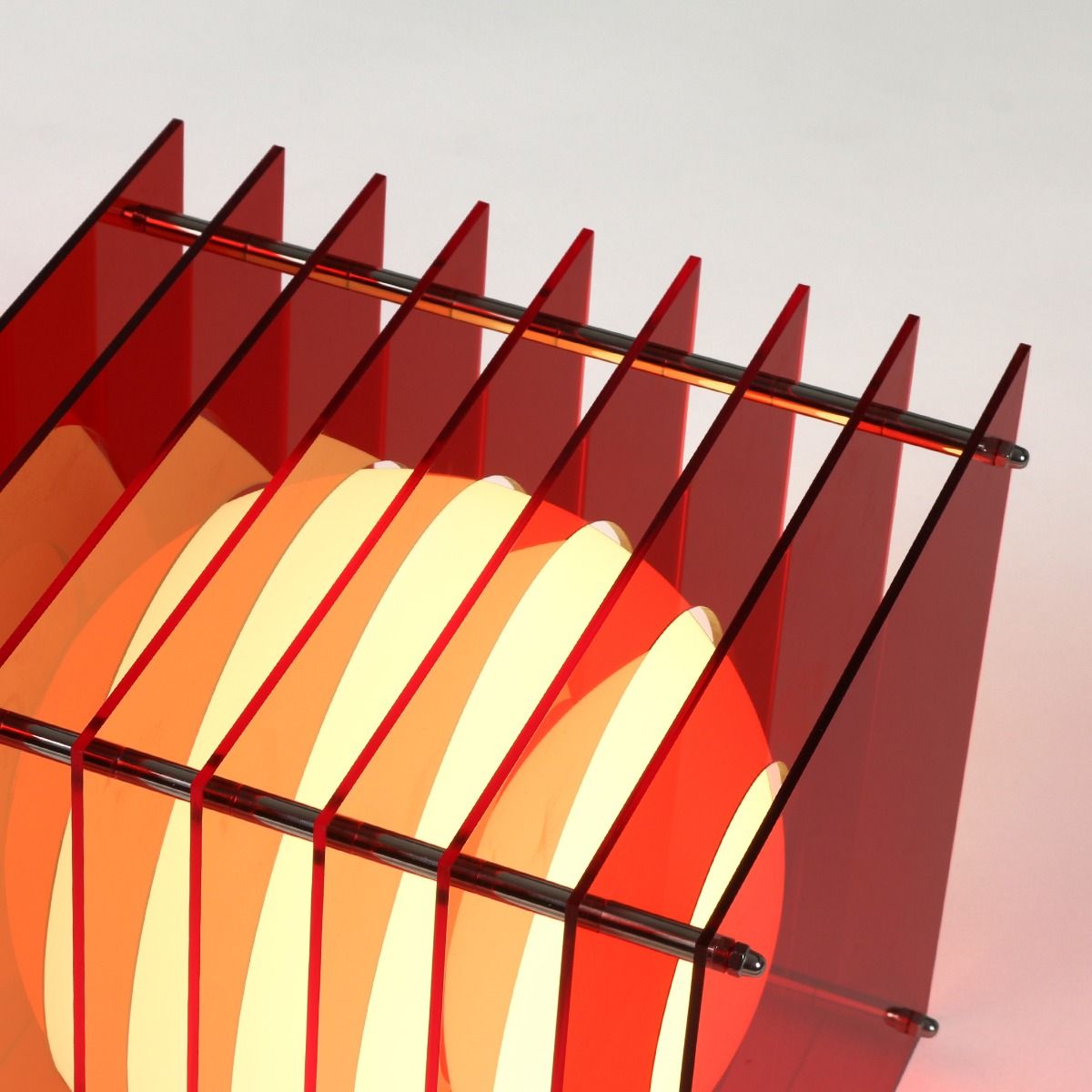 Lampe LOG BIG SQUARE en acrylique rouge/verre opal H24cm