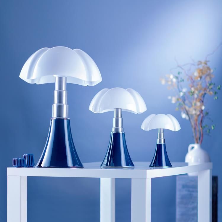 Lampe à poser LED dimmable PIPISTRELLO MINI bleu ardoise H35cm