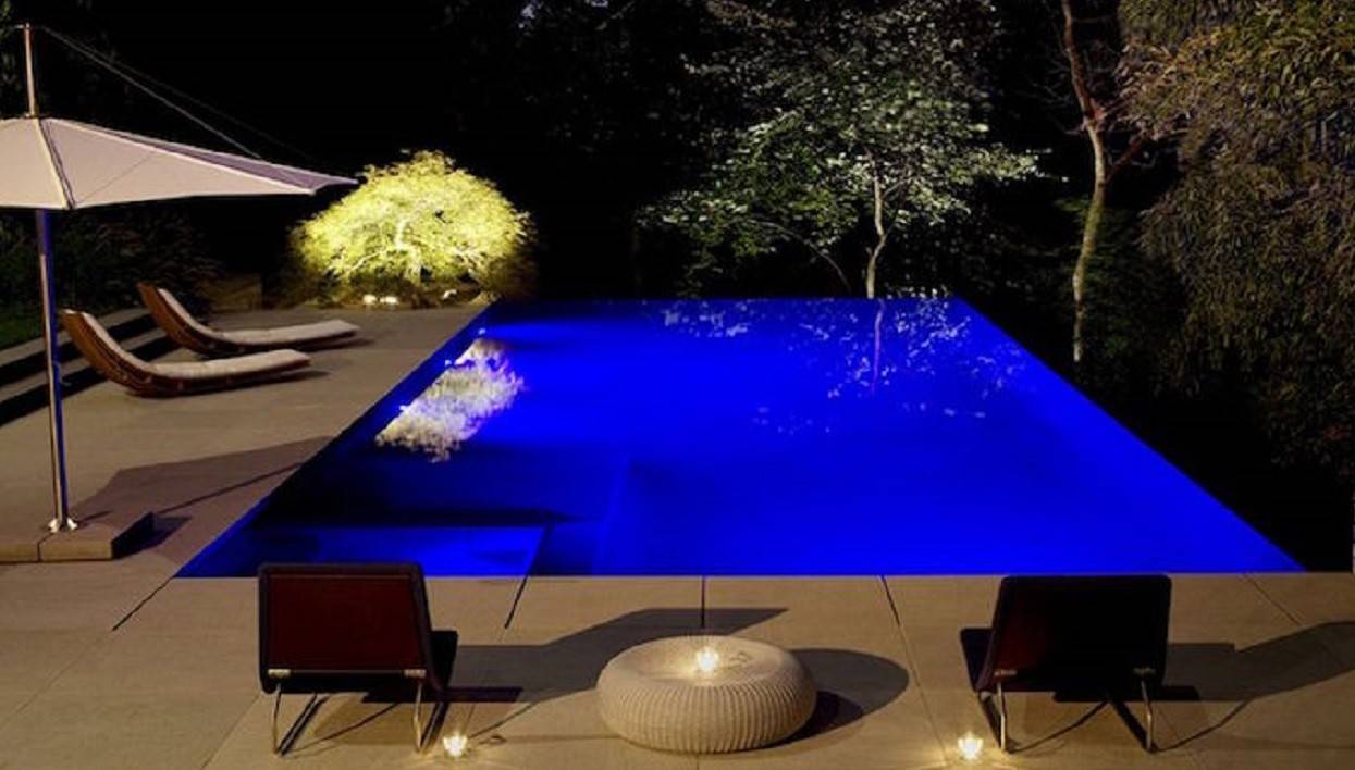 Eclairage piscine : projecteurs, ampoules, spots et mobilier